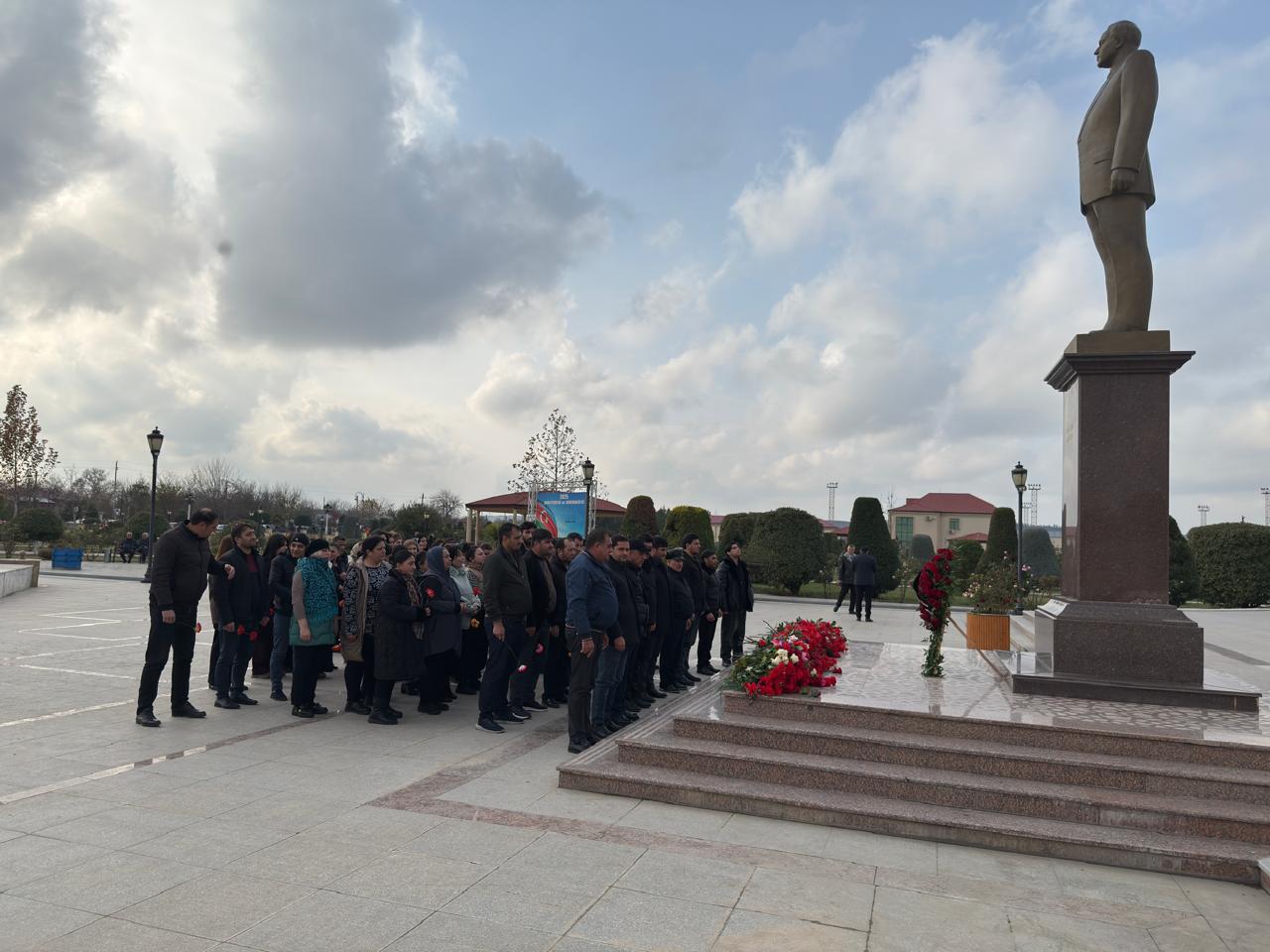 Füzuli teatrının kollektivi Ulu Öndər Heydər Əliyevin abidəsini ziyarət edib