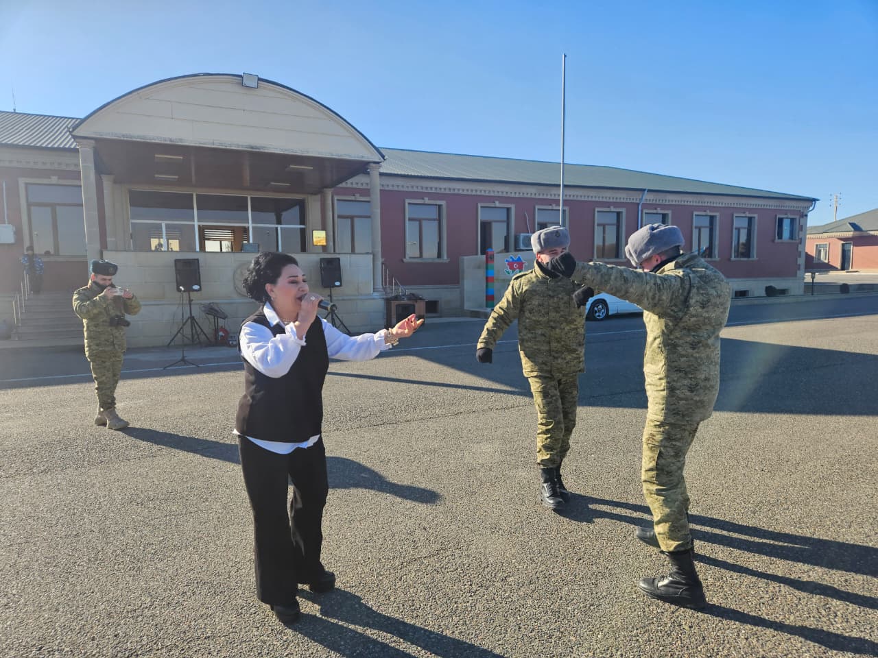 Füzuli teatrı Yeni il və Dünya Azərbaycanlılarının Həmrəylik Günü münasibətilə Sərhəd Qoşunun əsgər və zabit heyəti qarşısında çıxış edib